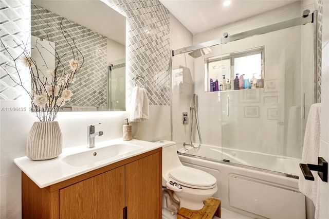 2570 NE 201st St, Miami, FL 33180