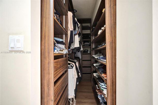 2570 NE 201st St, Miami, FL 33180