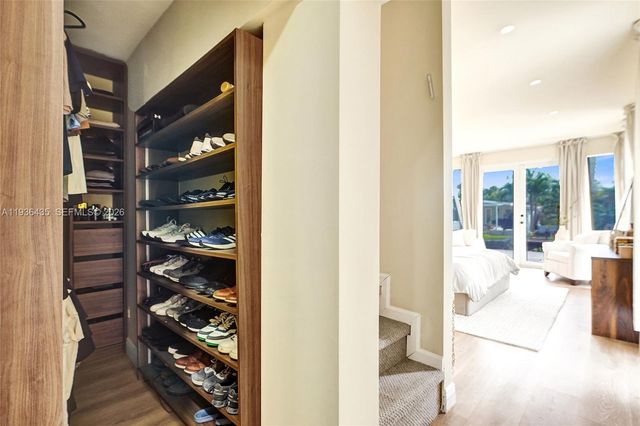 2570 NE 201st St, Miami, FL 33180