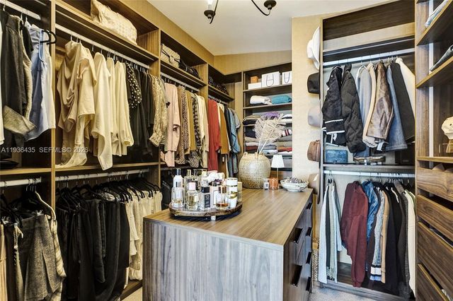 2570 NE 201st St, Miami, FL 33180