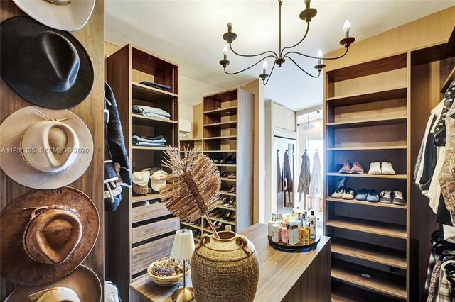 2570 NE 201st St, Miami, FL 33180