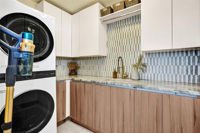 2570 NE 201st St, Miami, FL 33180