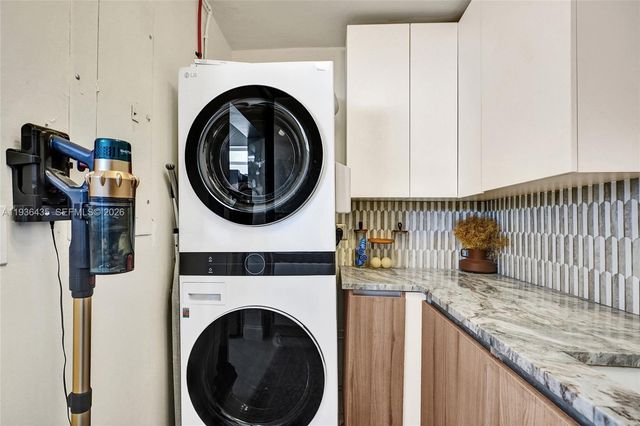 2570 NE 201st St, Miami, FL 33180