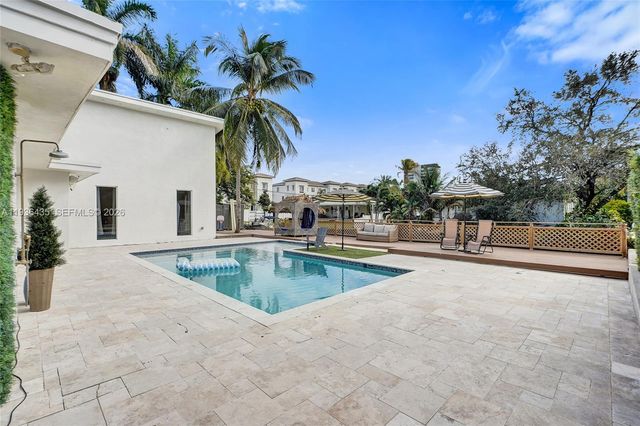 2570 NE 201st St, Miami, FL 33180