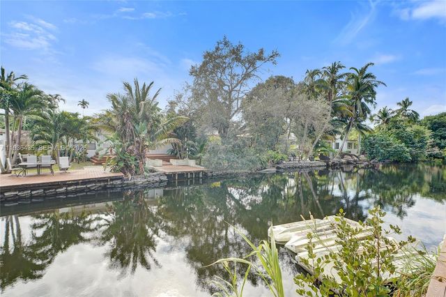 2570 NE 201st St, Miami, FL 33180