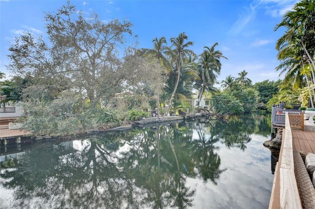 2570 NE 201st St, Miami, FL 33180