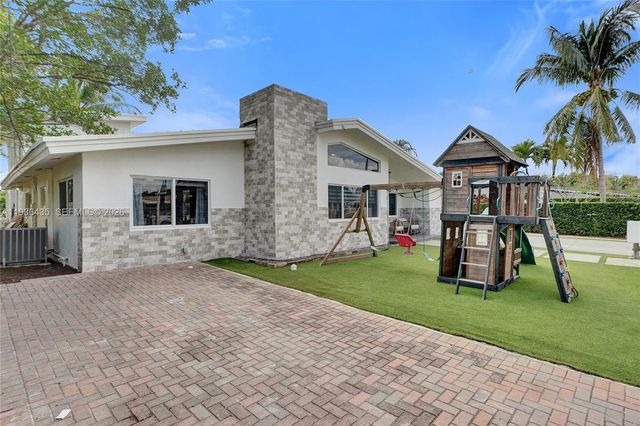 2570 NE 201st St, Miami, FL 33180