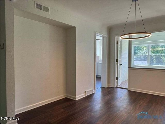2237 Evergreen Road, Ottawa Hills, OH 43606