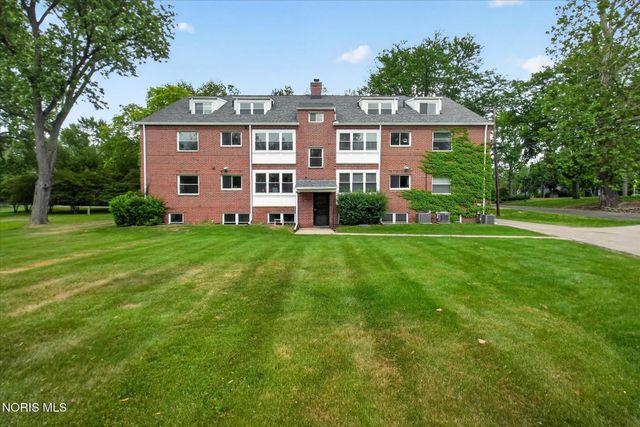 2237 Evergreen Road, Ottawa Hills, OH 43606