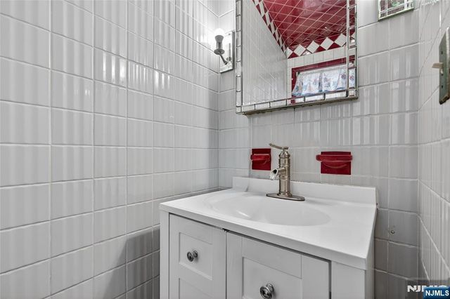 16 Parkview Place, Passaic, NJ 07055