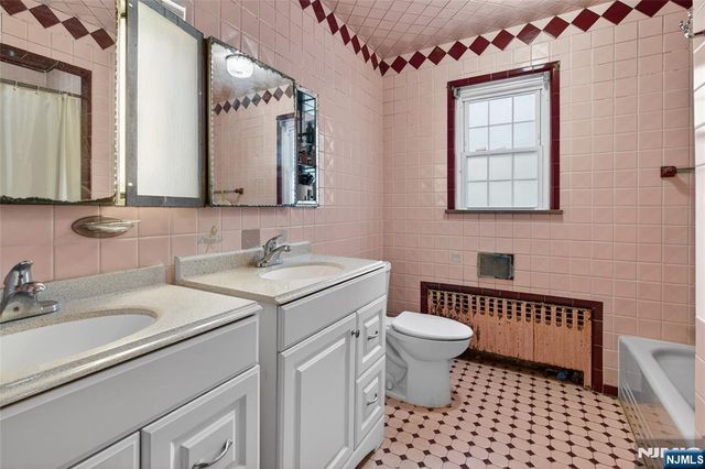 16 Parkview Place, Passaic, NJ 07055