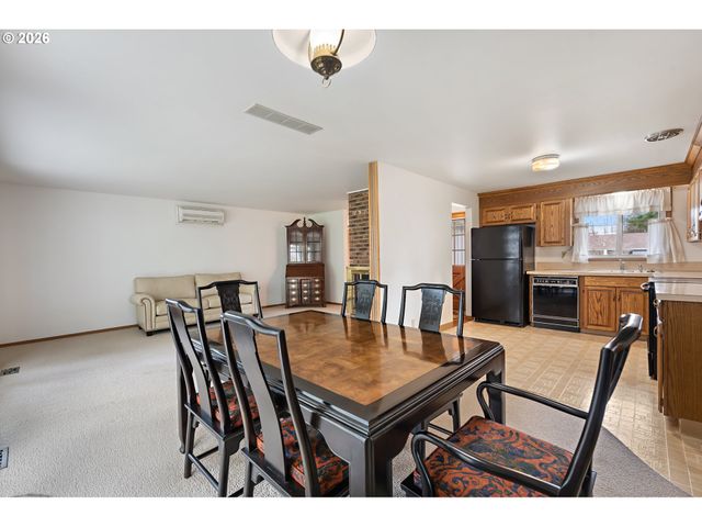 1490 HALLINAN St, Lake Oswego, OR 97034