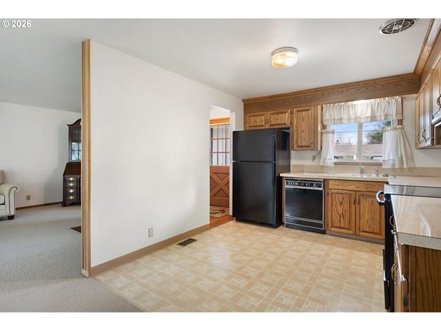 1490 HALLINAN St, Lake Oswego, OR 97034