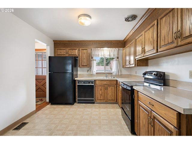 1490 HALLINAN St, Lake Oswego, OR 97034