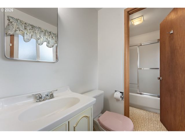 1490 HALLINAN St, Lake Oswego, OR 97034