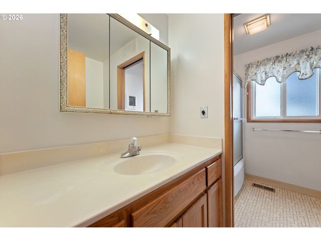 1490 HALLINAN St, Lake Oswego, OR 97034