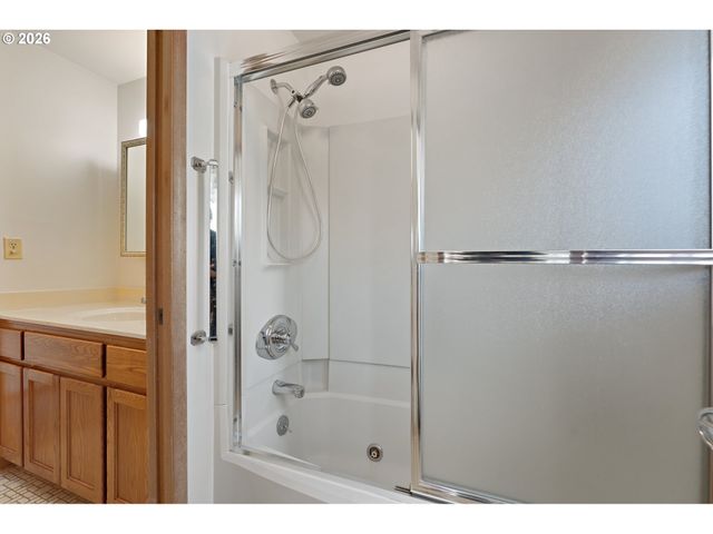 1490 HALLINAN St, Lake Oswego, OR 97034