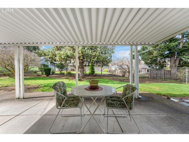 1490 HALLINAN St, Lake Oswego, OR 97034