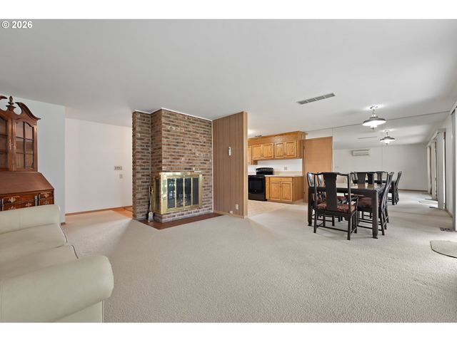 1490 HALLINAN St, Lake Oswego, OR 97034