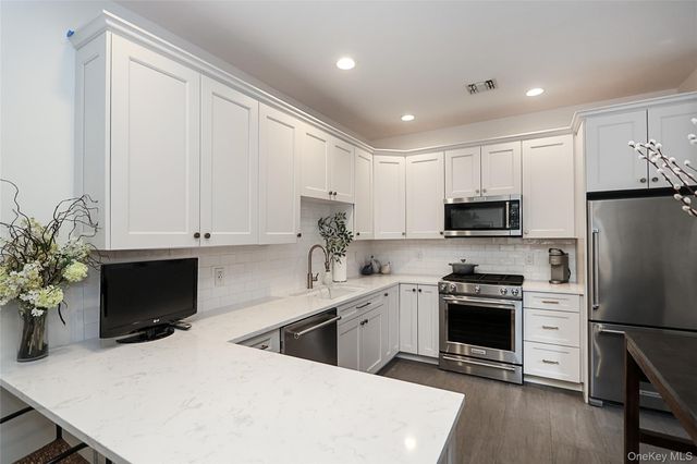 701 Balfour Place, Melville, NY 11747