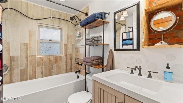 10528 Thorngrove Pike, Strawberry Plains, TN 37871