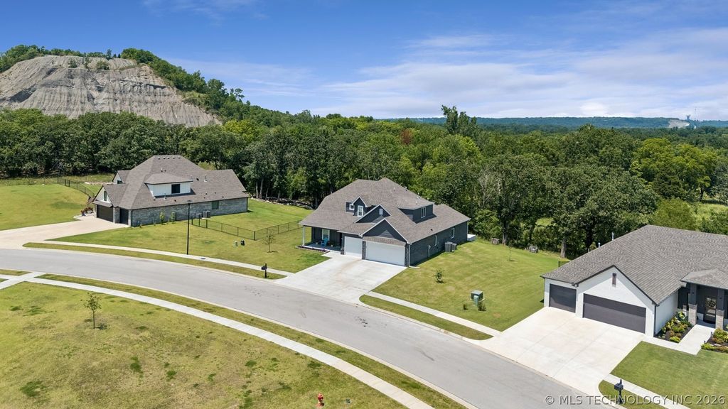 18983 Round Mountain Road, Catoosa, OK 74015