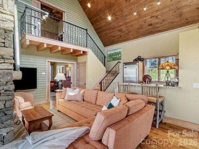 9 Hawks Ledge Trail, Burnsville, NC 28714