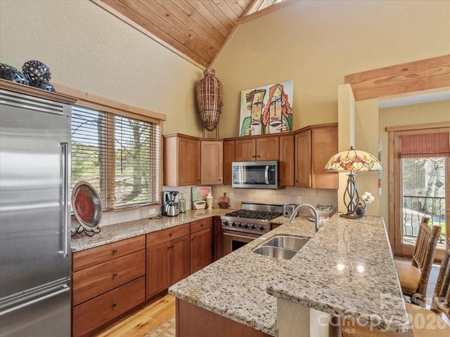 9 Hawks Ledge Trail, Burnsville, NC 28714