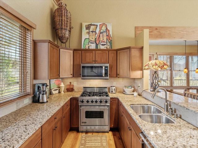 9 Hawks Ledge Trail, Burnsville, NC 28714