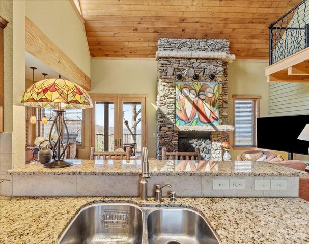9 Hawks Ledge Trail, Burnsville, NC 28714