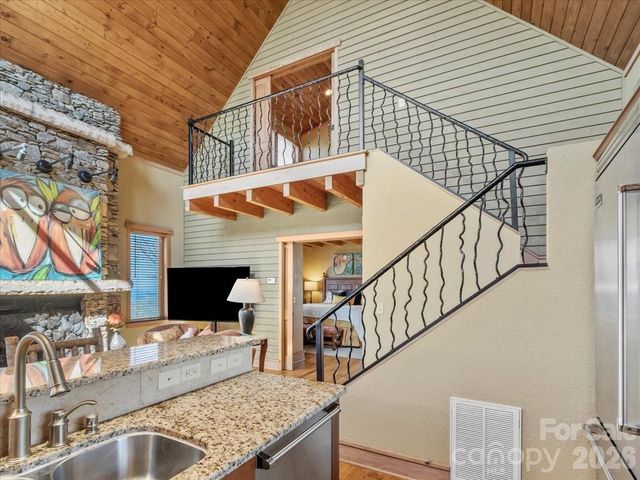 9 Hawks Ledge Trail, Burnsville, NC 28714