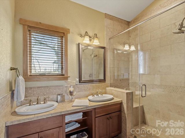 9 Hawks Ledge Trail, Burnsville, NC 28714