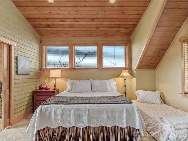 9 Hawks Ledge Trail, Burnsville, NC 28714
