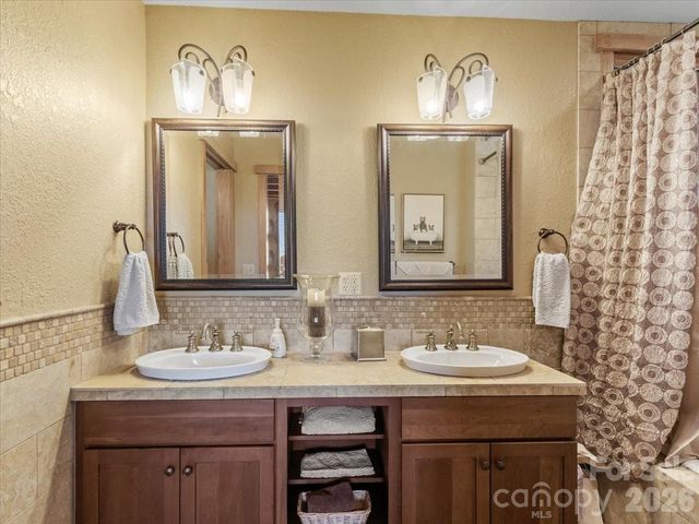 9 Hawks Ledge Trail, Burnsville, NC 28714
