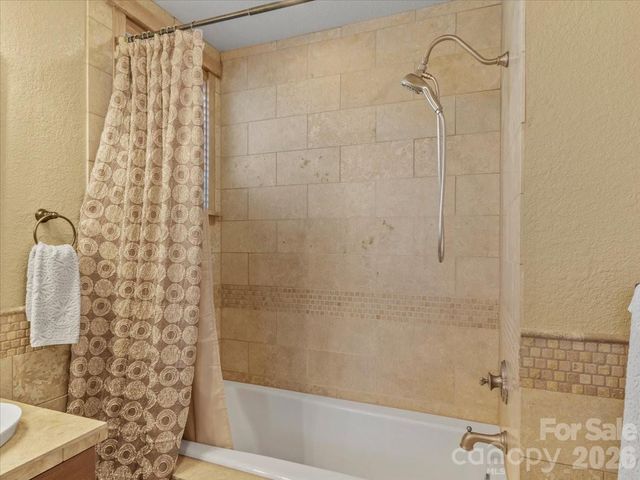 9 Hawks Ledge Trail, Burnsville, NC 28714