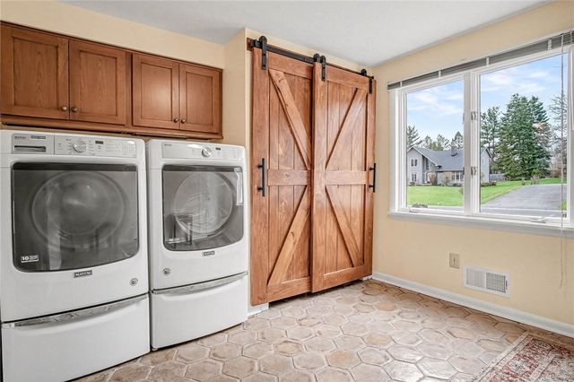 34 Framingham Ln, Pittsford, NY 14534