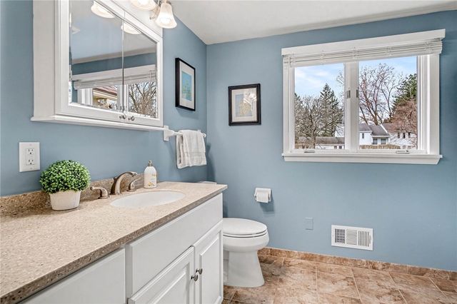 34 Framingham Ln, Pittsford, NY 14534