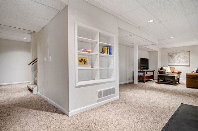 34 Framingham Ln, Pittsford, NY 14534