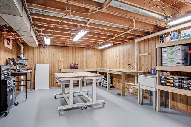 34 Framingham Ln, Pittsford, NY 14534