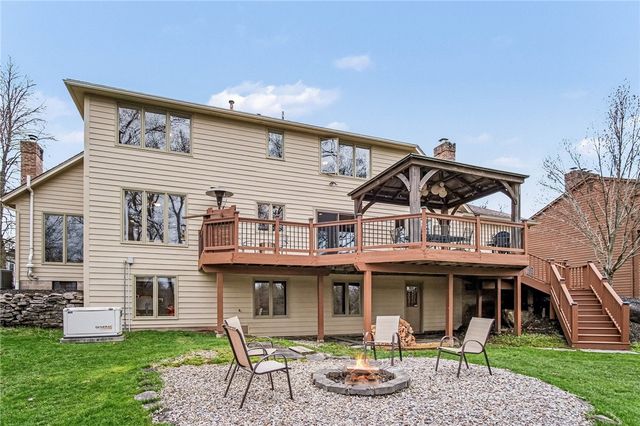 34 Framingham Ln, Pittsford, NY 14534