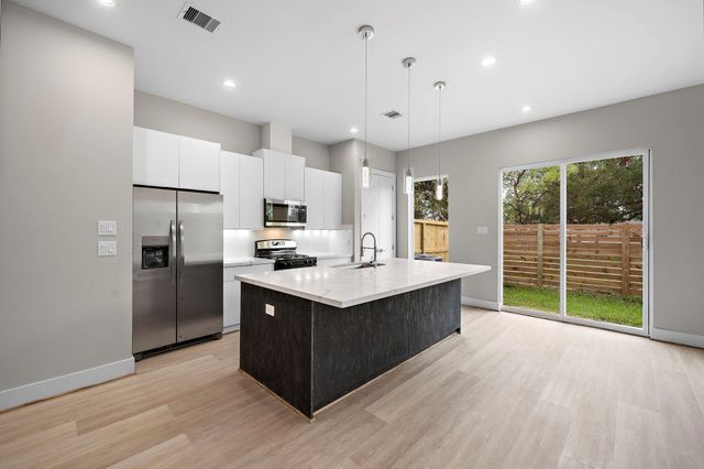 24 Bucan F, Houston, TX 77076