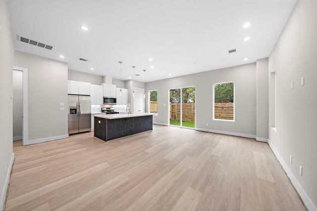 24 Bucan F, Houston, TX 77076