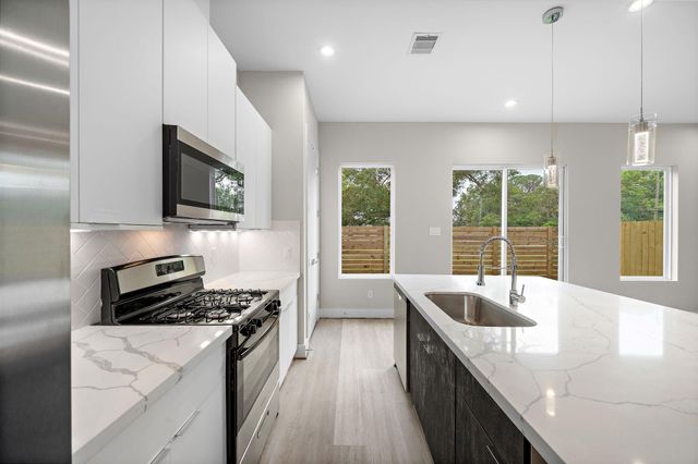 24 Bucan F, Houston, TX 77076