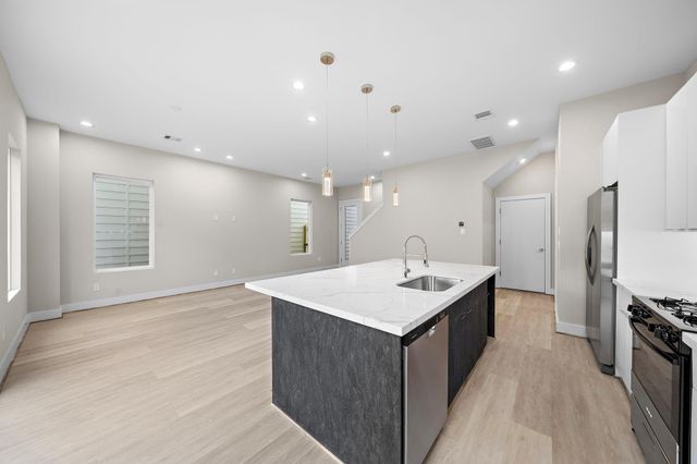 24 Bucan F, Houston, TX 77076