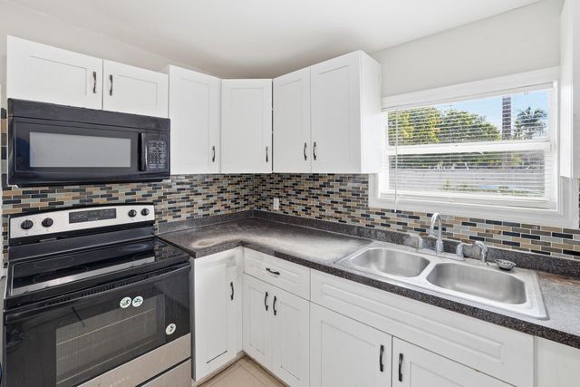 6600 Garden Avenue, West Palm Beach, FL 33405