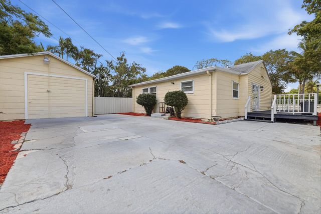 6600 Garden Avenue, West Palm Beach, FL 33405