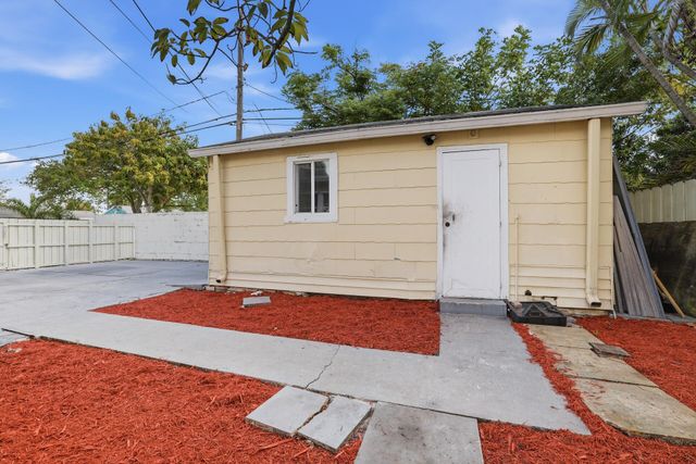 6600 Garden Avenue, West Palm Beach, FL 33405