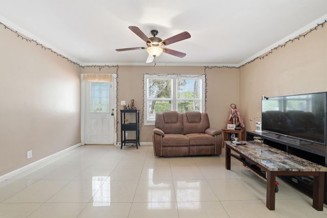 6600 Garden Avenue, West Palm Beach, FL 33405