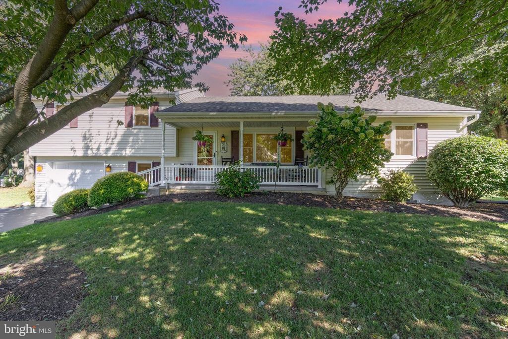 521 BERNHARD AVE, Mount Joy, PA 17552