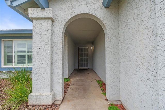 8272 Summer Falls Cir, Sacramento, CA 95828